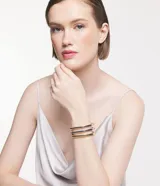 Kit de tres pulseras rígidas con diseño de serpiente, una plateada y dos doradas.