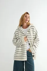 Saco tejido de punto con capucha y cordones ajustables, diseño a rayas horizontales, cierre frontal con botones y bolsillos delanteros.