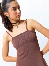 Vestido corto marrón de punto elastizado, con breteles finos.