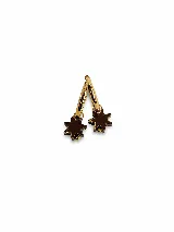 Aros de argolla dorados con dije colgante en forma de estrella de seis puntas de acrílico marrón oscuro con acabado espejado y detalle de cuenta dorada.