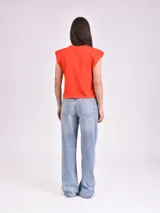 Remera color beige con mangas cortas y cuello redondo. Estampado frontal con la frase "Save the Wildlife" y la silueta de un leopardo.