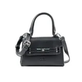 Cartera pequeña de mano tipo bandolera, confeccionada en símil cuero negro con textura saffiano. Presenta una solapa frontal con cierre de broche metálico plateado y el logo de la marca grabado en la parte inferior. Incluye asa superior fija y correa larga regulable y extraíble.