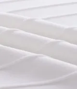 Remera de manga corta color beige, con cuello redondo y tejido texturizado acanalado.