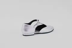 Zapato flat color ladrillo de cuero, con corte en forma de T y hebilla dorada.