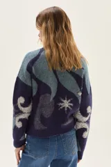 Sweater de tejido de punto con diseño jacquard abstracto en tonos azules y detalles brillantes en lurex. Presenta cuello redondo, mangas largas y puños y ruedo acanalados.