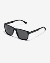 Lentes de sol Hawkers unisex con montura rectangular negra y lentes grises.
