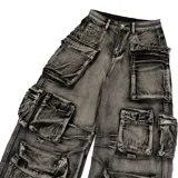 Pantalón jean gris oscuro con efecto desgastado, tiro alto, corte amplio y múltiples bolsillos tipo cargo.