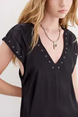 Vestido largo de viscosa jacquard, color negro, con escote en V y mangas cortas. Presenta detalles de ojalillos metálicos decorativos en el escote y en los bordes de las mangas.