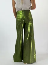 Pantalón de lino color naranja, de corte palazzo y tiro alto.