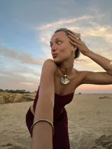 Aros colgantes con diseño orgánico inspirado en corales naturales, con acabado metálico brillante y cierre de perno con mariposa.