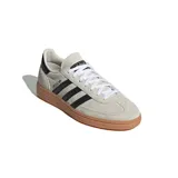 Championes Adidas Handball Spezial, capellada de gamuza color beige con detalles en cuero negro, suela de goma color caramelo y cordones blancos.