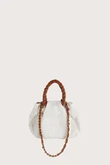 Bolsa mini de textura tejida en color beige, con manijas superiores trenzadas en color marrón y correa de cadena metálica entrelazada. Incluye un detalle de etiqueta colgante en cuero sintético marrón.