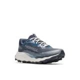 Championes de trail running Merrell modelo Agility Peak 6, color azul y gris con suela blanca y negra. Presentan parte superior de malla transpirable con detalles en TPU, cordones blancos y logo de la marca en el lateral.