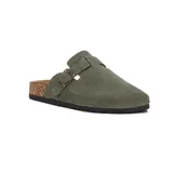 Zueco de cuero gamuzado color verde militar, con tira ajustable y hebilla metálica lateral. Cuenta con suela de corcho y base de goma antideslizante.