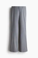 Pantalón sastrero gris de tiro alto, corte ajustado y piernas acampanadas, con trabillas para cinto y bolsillos traseros insertados.