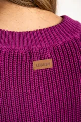 Sweater de punto de algodón con diseño oversize, cuello redondo y mangas largas. Presenta un detalle de costura lateral en color contrastante.