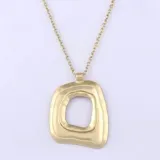 Collar dorado con cadena fina y dije geométrico con forma irregular.