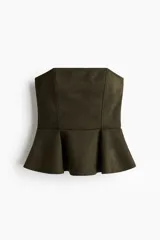 Top strapless color verde militar, con peplum y detalle de reborde de silicona en el escote.