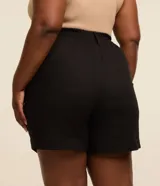 Bermuda negra plus size confeccionada en viscolino, con pliegues delanteros y cintura con elástico en la espalda.