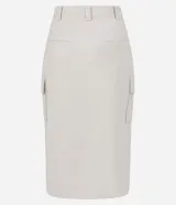 Falda midi color crema, de corte recto, con bolsillos laterales y cierre frontal.