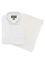 Camisa blanca de manga larga, confeccionada en popelina 100% algodón. Diseño clásico con cuello italiano, bolsillo en el pecho con logo bordado y cierre con botones.