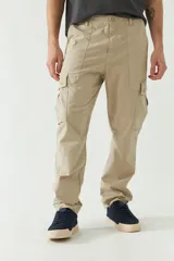 Pantalón cargo para hombre color gris oscuro, de corte recto, con múltiples bolsillos y logo metálico.