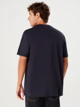 Camiseta marrón de corte recto y mangas cortas.