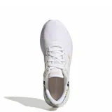 Championes deportivos Adidas modelo QT Racer 3.0, color blanco con detalles en naranja pastel y refuerzo metalizado en el talón con estampado floral.