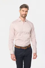 Camisa de vestir blanca de corte clásico, con mangas largas, cuello camisero y cierre frontal de botones.