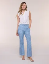 Pantalón de vestir de tiro alto marca Elie Tahari, con diseño semi-acampanado y estampado geométrico en tonos celestes y azules. Cuenta con pretina limpia, cierre frontal oculto y bolsillos laterales.