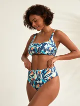 Conjunto de bikini de tiro alto con estampado tropical en tonos azul, blanco y naranja.