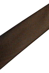 Set compuesto por una corbata y un pañuelo de bolsillo a juego, ambos en color bordó con un estampado geométrico sutil en tono oscuro.