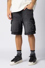 Bermuda cargo de jean con bolsillos laterales XL y efecto de lavado gastado. Presenta un corte cómodo y resistente, ideal para uso diario.