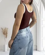 Musculosa corta color chocolate con cuello redondo y ribete blanco en cuello, sisas y bajo busto.