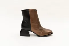 Botas cortas de cuero negro, con punta cuadrada y cierre lateral.