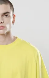 Remera de corte boxy, silueta amplia y recta, con cuello redondo y mangas cortas. Confeccionada en algodón premium, presenta un calce relajado y moderno.