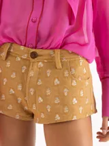 Short de tiro bajo confeccionado en jacquard pespunteado, con diseño de cinco bolsillos, presillas para cinturón y botón frontal.