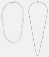 Set de dos collares plateados para hombre: uno de cadena de eslabones y otro de perlas.