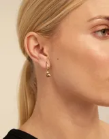 Charm para piercing con forma de corazón, fabricado en aleación de metales con baño de plata.