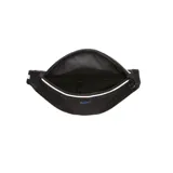 Riñonera negra con logo Nike bordado en azul, cierre superior con cremallera y correa ajustable con hebilla.