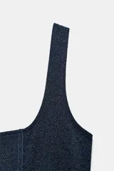 Vestido midi de color beige con escote cuadrado y tirantes anchos. Presenta un diseño entallado en el torso con costuras verticales marcadas y una falda con caída evasé.