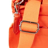 Bolso tipo tote color naranja, con doble asa de mano y correa bandolera regulable. Tiene cierre superior, bolsillo frontal con cierre y bolsillos laterales abiertos. Interior forrado con un compartimento, un bolsillo con cierre y dos bolsillos abiertos.