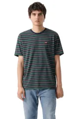 Remera de manga corta Levi's con diseño de rayas horizontales en tonos verdes, azules y blancos. Presenta cuello redondo en color azul marino y el logo de la marca bordado en el pecho.