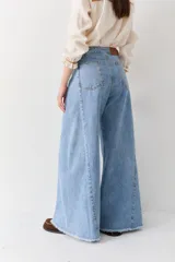 Pantalón jean color borgoña, de corte wide leg y tiro alto.