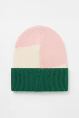 Gorro tipo beanie de punto con diseño de bloques de color en tonos verde, crema y rosado, con borde acanalado.