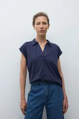 Remera azul marino de manga corta con cuello polo y escote en V con cierre.