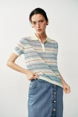 Polo de punto de manga corta con diseño a rayas horizontales en tonos celestes, blancos y finas líneas marrones. Cuenta con cuello clásico y cierre frontal parcial con botones.