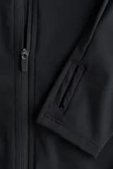 Campera deportiva de corte ajustado en tejido funcional con tecnología DryMove. Presenta cuello elevado, cierre frontal con protección para el mentón, mangas raglán extralargas con abertura para el pulgar y bolsillos laterales con cierre.