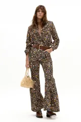 Pantalón de tiro alto con corte acampanado y vuelo en el ruedo. Confeccionado en corduroy de algodón estampado con diseño de flores pequeñas, cuenta con pretina, pasacintos y bolsillos frontales y traseros.