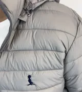 Campera puffer liviana de nylon color gris plata con logo Duxon en color natural.